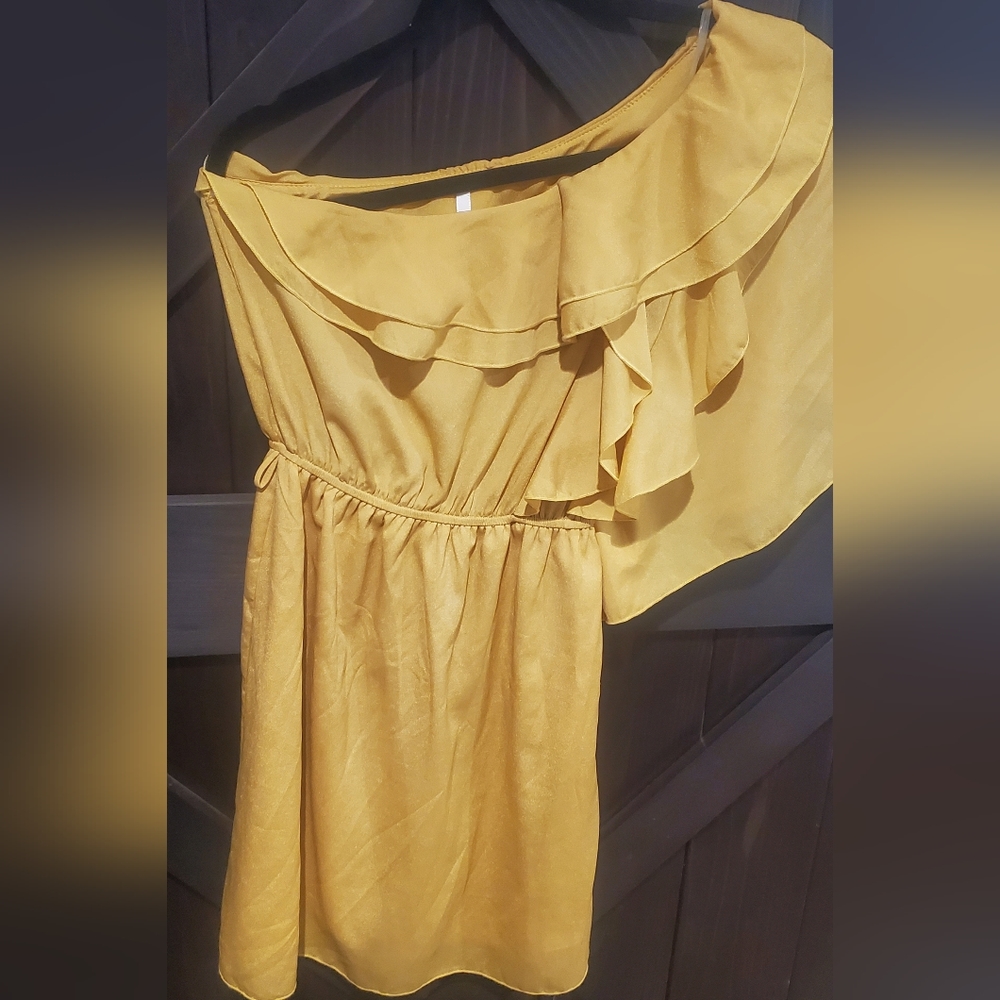 Hello miss beautiful yeallow dress